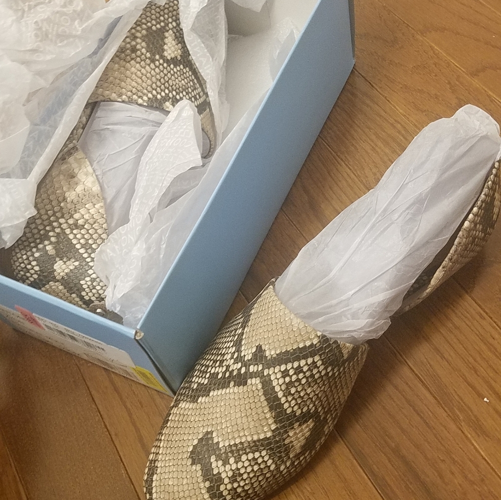 New Antonio Melani leather flats, size 9